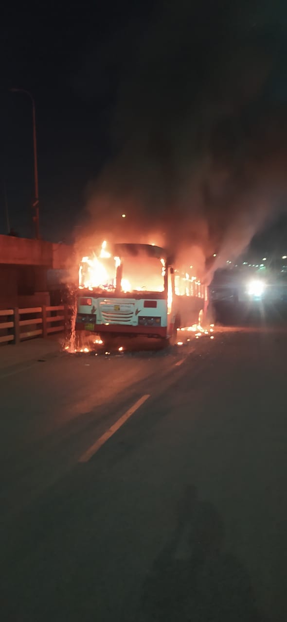  Rtc 400 N Bus Fire Accident In Visakhapatnam City-TeluguStop.com