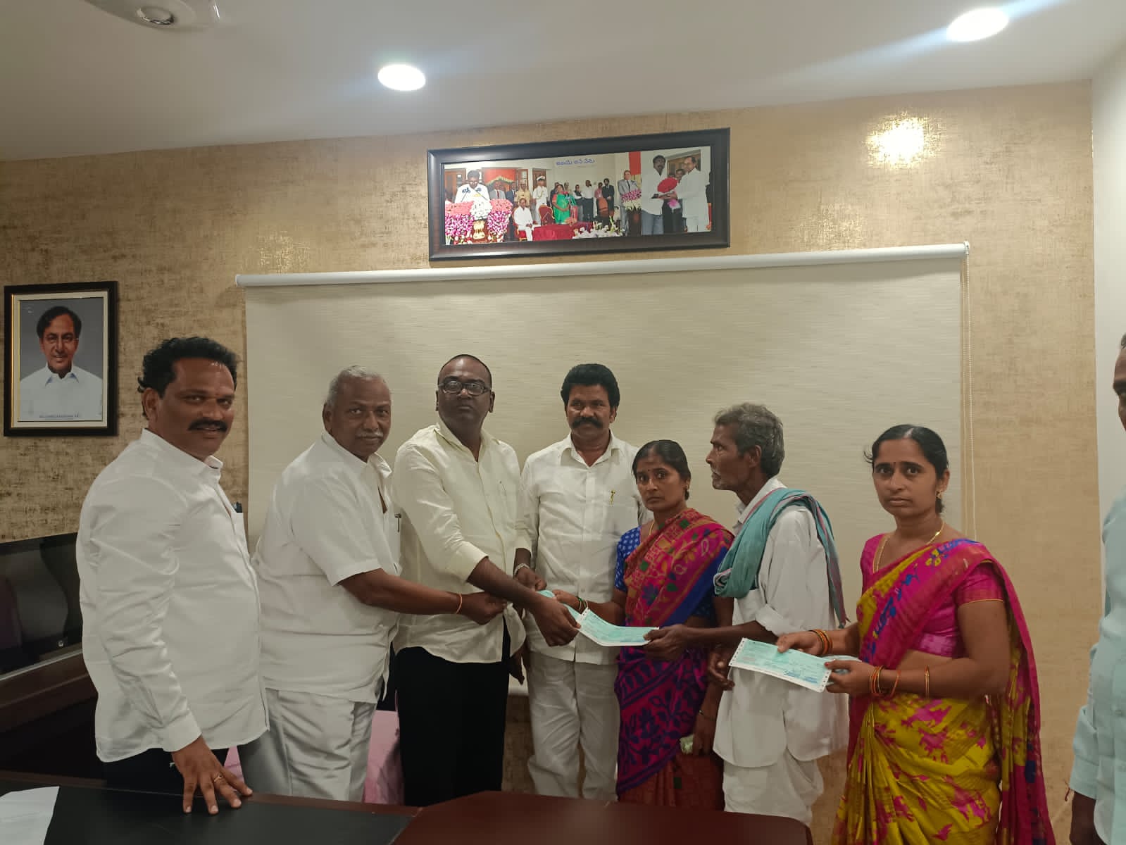 Minister Puvwada Gave Compensation To Gas Accident Victims..insurance Checks Minister Puvwada Gave Compensation To Gas Accident Victims..insurance Checks-TeluguStop.com