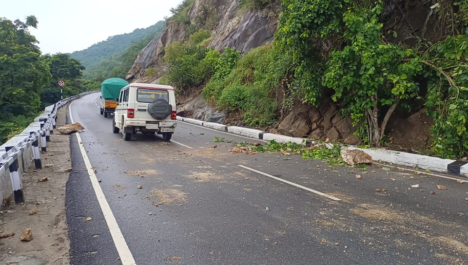  Cliffs Collapsed On Tirumala Second Ghat Road....!-TeluguStop.com