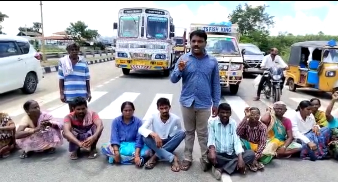  Disabled People Protest On National Highway*-TeluguStop.com