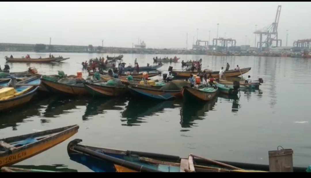  Tension Near Visakhapatnam Fishing Harbour.-TeluguStop.com