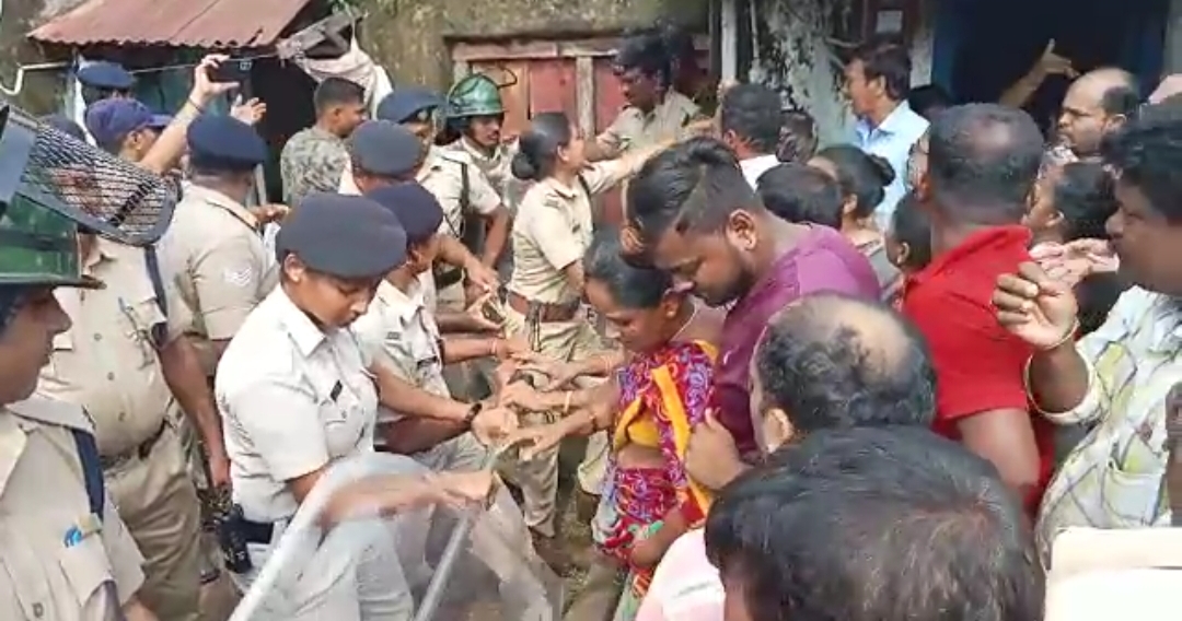  High Tension Tension At Naupada Railway Station-TeluguStop.com