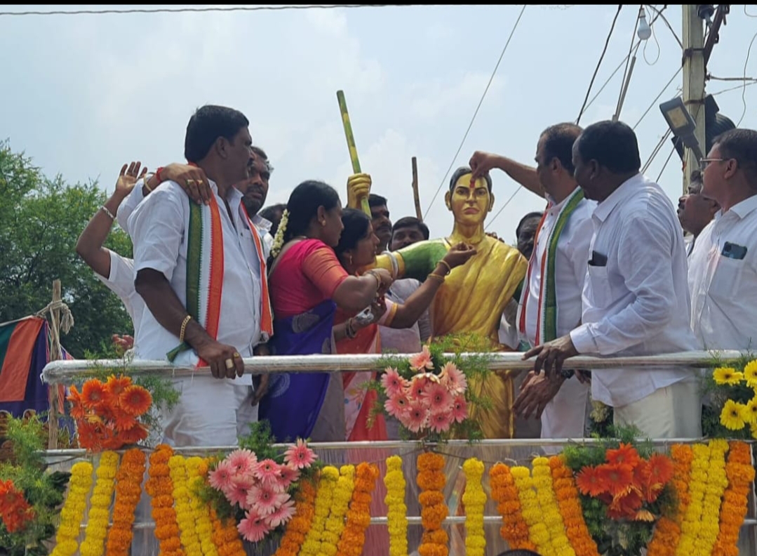 Bathukamma Sarees Are Worn By The Chief Minister And Ministers' Family Membe Bathukamma Sarees Are Worn By The Chief Minister And Ministers' Family Membe-TeluguStop.com