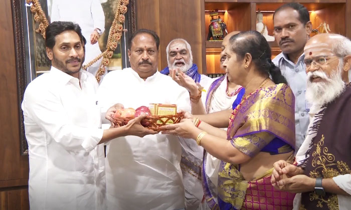  Deputy Chief Minister Kottu Satyanarayana Met Cm Ys Jagan At The Chif Minister's-TeluguStop.com