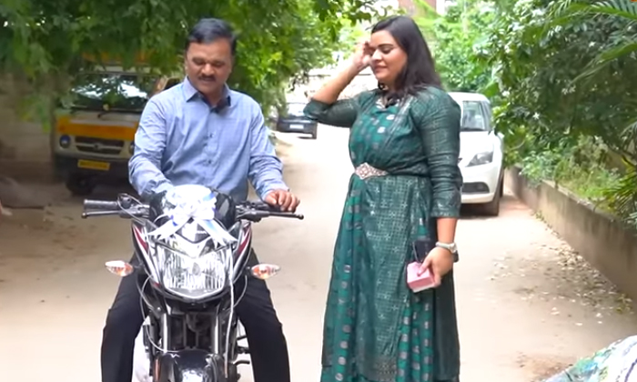  Lady Comedian Rohini Who Gave Surprise To Father Video Viral On Social Media Det-TeluguStop.com