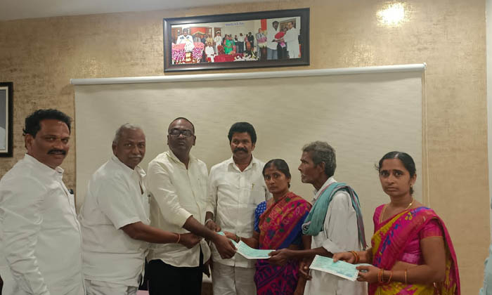  Minister Puvvada Ajay Kumar Who Presented The Accident Insurance Cheques , Minis-TeluguStop.com