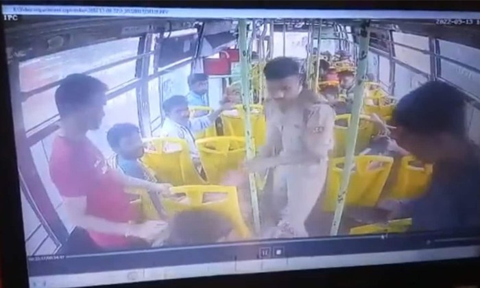  Ncc Cadet Thrashes Bus Conductor For 5 Rupees In Bhopal Details, 5rs, Bus Condu-TeluguStop.com