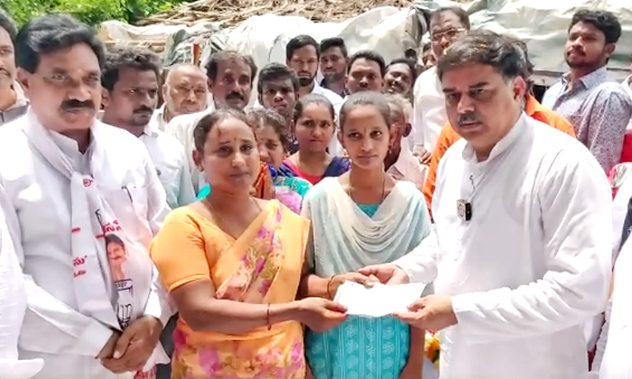 Nadendla Manohar Visited The Janasena Activist Mendu Dorababu Family, Nadendla M-TeluguStop.com