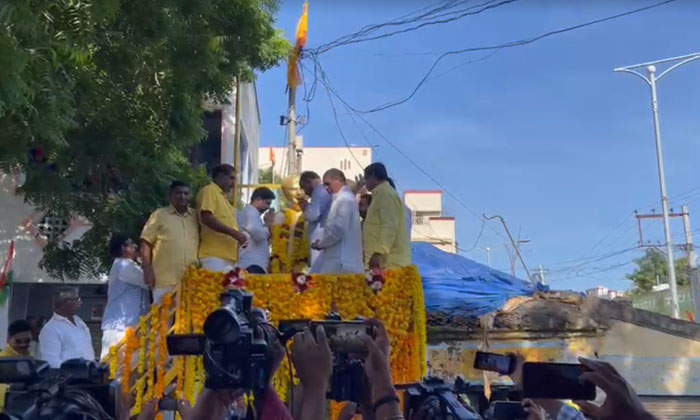  Nara Lokesh Paid Tributes To Ntr's Statue And Left For The Assembl , Nara Lokesh-TeluguStop.com