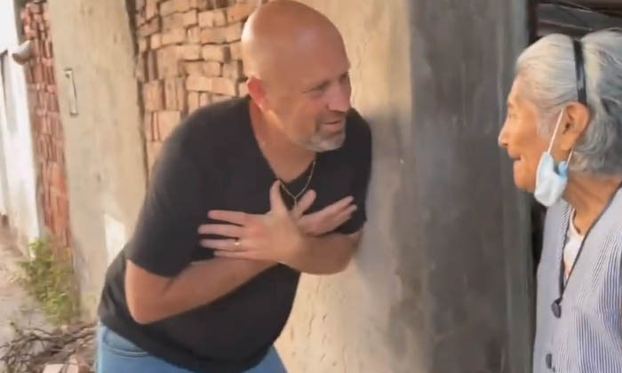  Grandma's Heart Filled With Emotion Tears At The Sight Of Her Grandson At 45 Yea-TeluguStop.com