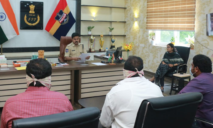  Police Commissioner Vishnu S. Warrior Examined The Public Complaints On Various-TeluguStop.com