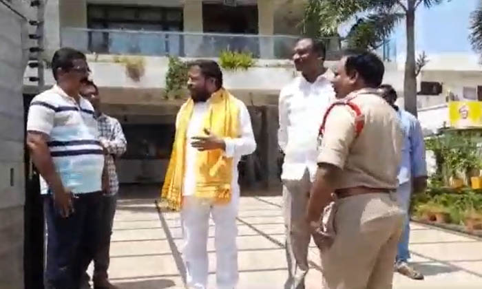  Police Stopped Former Mla Chintamaneni Prabhakar In Bhimavaram , Bhimavaram, Mla-TeluguStop.com