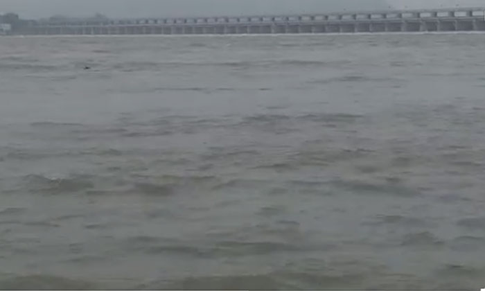 Rising Flood Surge At Prakasam Barrage , Prakasam Barrage, Havey Rains, Flood,-TeluguStop.com