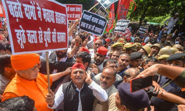  Samajwadi Party Leaders Protest In Uttar Pradesh Details, Samajwadi Party Leader-TeluguStop.com