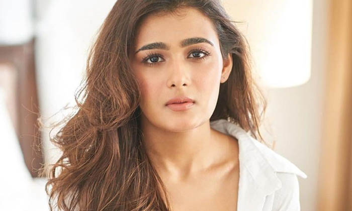  Tollywood Heroines Lost Options In Movies , Tollywood, Shalini Pandey, Rakshitha-TeluguStop.com