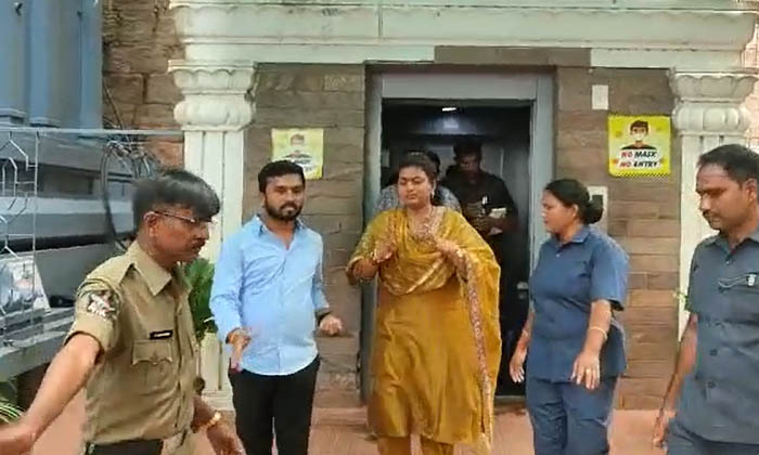  State Tourism Minister Rk Roja Visited Simhadri Appanna , Simhadri Appanna, Mini-TeluguStop.com