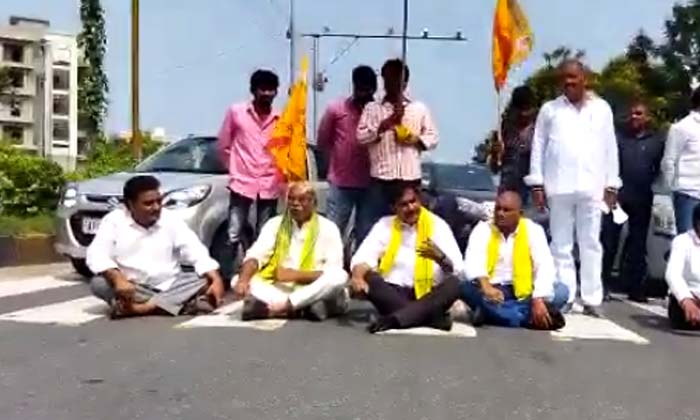  Tdp Leaders Who Are Holding A Dharna By Stopping The Traffic , Tdp Leaders, Dh-TeluguStop.com