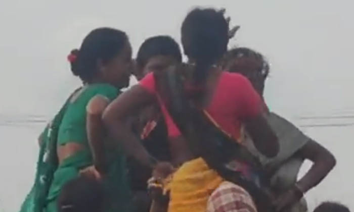  Viral: Women's Ooramas Dance On A Tractor The Video Is Going Viral, Trackers, W-TeluguStop.com