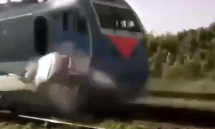  Video: A Near Miss While Crossing The Tracks That's Why Don't Be In A Hurry , Tr-TeluguStop.com