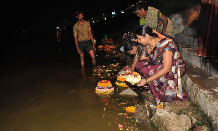  What Is The Reason Behind Immersion Bathukamma , Bathukamma Immersion, Bathuk-TeluguStop.com