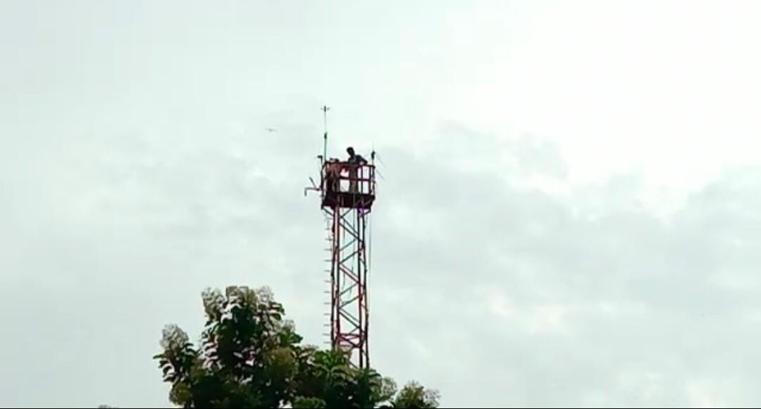  The Young Man Who Climbed The Cell Tower-TeluguStop.com