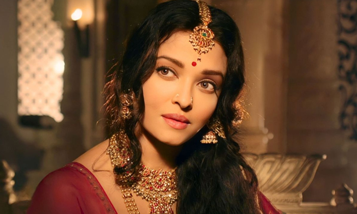  Aishwarya Rai Interesting Comments On Director Maniratnam And Suhasini Details,-TeluguStop.com