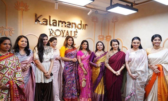  Akkineni Amala With Mega Daughters Srija Sushmitha Details, Mega Daughters,sushm-TeluguStop.com