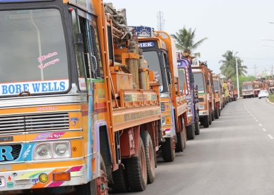  All Stranded Jammu-bound Trucks To Be Cleared Soon: Official-TeluguStop.com