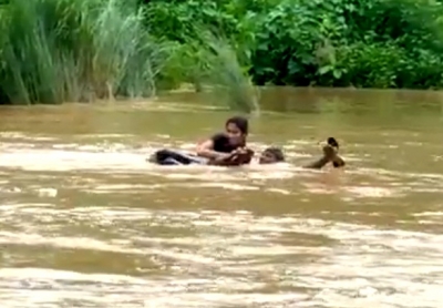  Andhra Woman Wades Through River To Take Exam-TeluguStop.com