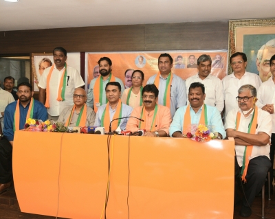  Another Jolt To Congress As 8 Mlas In Goa Cross Over To Bjp-TeluguStop.com