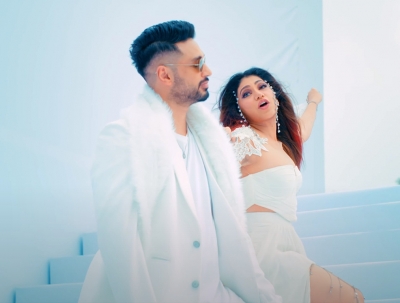 Arjun Kanungo, Tulsi Kumar's 'killer Haseena' Is Lethal, Gothic And Mysterious Arjun Kanungo, Tulsi Kumar's 'killer Haseena' Is Lethal, Gothic And Mysterious-TeluguStop.com