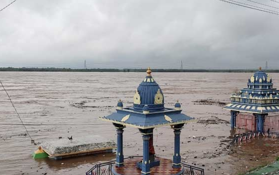  Rising Flood Surge At Bhadrachalam-TeluguStop.com