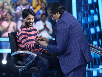  Big B Autographs 'kbc 14' Contestant's Hand Out Of Apprehension-TeluguStop.com