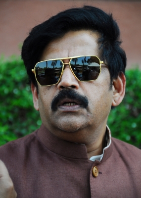  Bjp Mp Ravi Kishan Duped Of Money, Files Police Complaint-TeluguStop.com