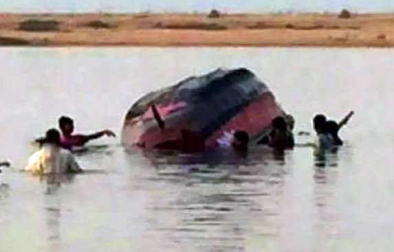  Boat Capsize In Andavelli Stream Of Komurambhim District-TeluguStop.com