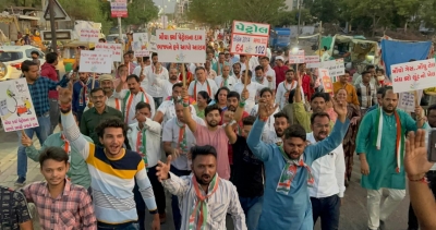 Cong Gives Bandh Call In Gujarat On Saturday, Appeals Traders To Extend Support Cong Gives Bandh Call In Gujarat On Saturday, Appeals Traders To Extend Support-TeluguStop.com