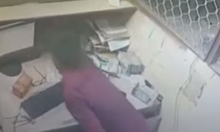  A Man Theft Of Rs. 10 Lakhs In Cooperative Bank.. Video Viral Cooperative Bank,-TeluguStop.com