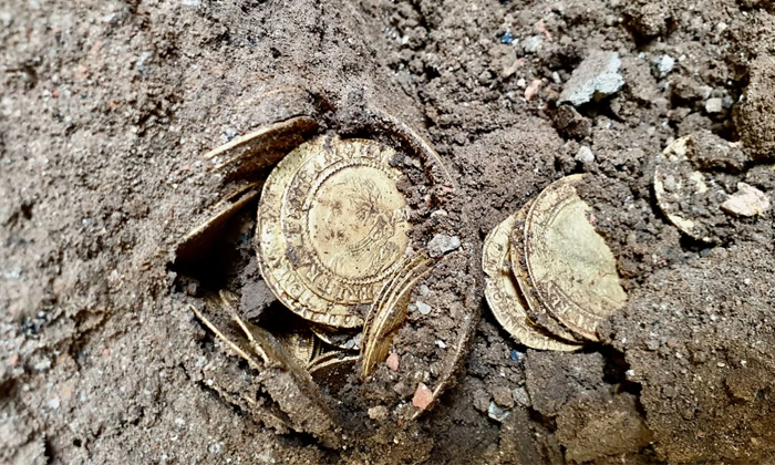  Couple Find Very Rare Old Gold Coins While Renovating Kitchen In New Yorkshire D-TeluguStop.com