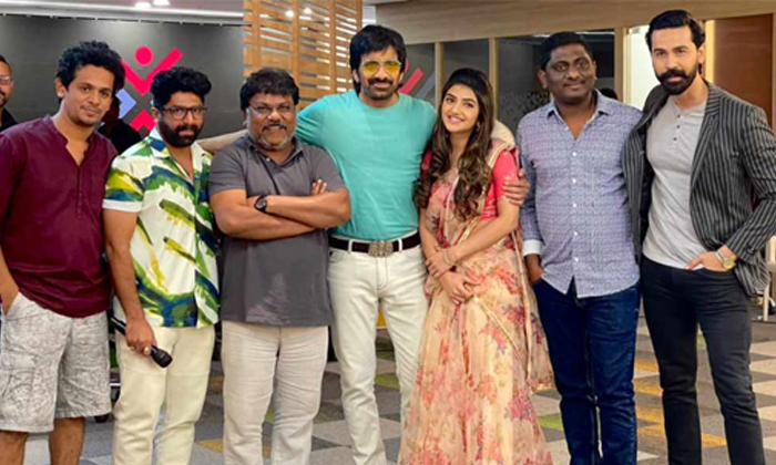  Ravi Teja And Sree Leela Dhamaka Movie On Location Still Viral, Ravi Teja, Dhama-TeluguStop.com