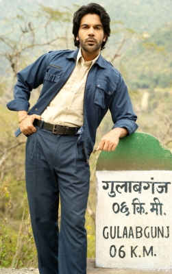 Dulquer, Rajkummar Bring 90's Style Romance, Action With 'guns & Gulaabs' Dulquer, Rajkummar Bring 90's Style Romance, Action With 'guns & Gulaabs'-TeluguStop.com