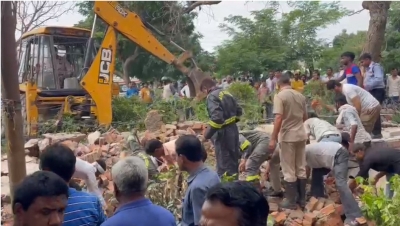  Four Dead As Boundary Wall Collapses In Noida (2nd Ld)-TeluguStop.com