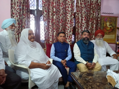  Goa Cm Honours Wife Of Martyr Sardar Karnail Singh In Haryana-TeluguStop.com