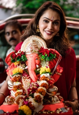 Isha Kopikkar Makes Her Ganpati Celebration Eco-friendly Isha Kopikkar Makes Her Ganpati Celebration Eco-friendly-TeluguStop.com