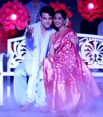  Krishna Kaul Proposes To Co-star Mugdha Chaphekar In Srk Style-TeluguStop.com