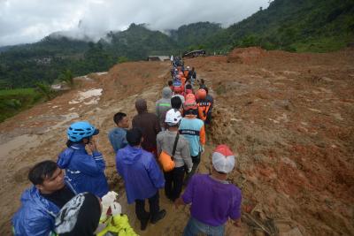  Landslides In Indonesian Gold Mine Buries 20 Workers-TeluguStop.com