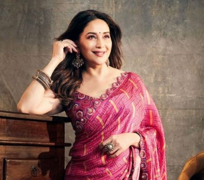  Madhuri: Back In 90s, Writers Used To Pen Scripts On Sets-TeluguStop.com