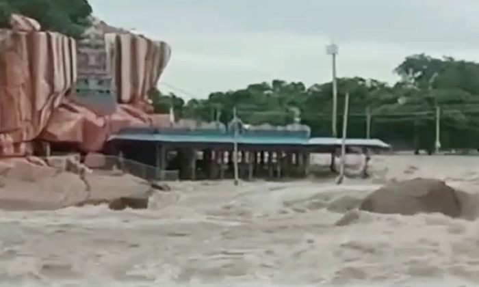  Manjeera River Over Flows Durga Mata Temple Drowned, Manjeera River Over Flows ,-TeluguStop.com