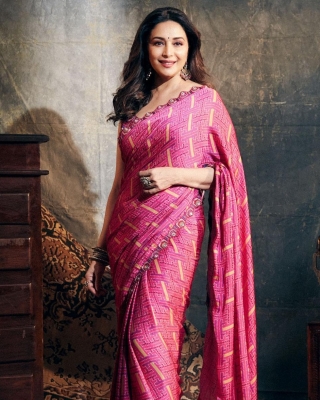  Marathi Mulgi Madhuri Dixit To Portray Gujarati Housewife In 'maja Ma'-TeluguStop.com