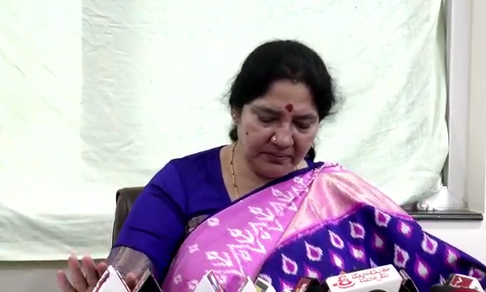  Minister Satyavati Rathode Becomes Emotional Remembering Her Political Journey,-TeluguStop.com