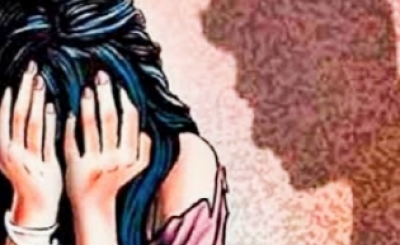  Minor Gang-rape Victim Walks Home Naked In Video Viral-TeluguStop.com
